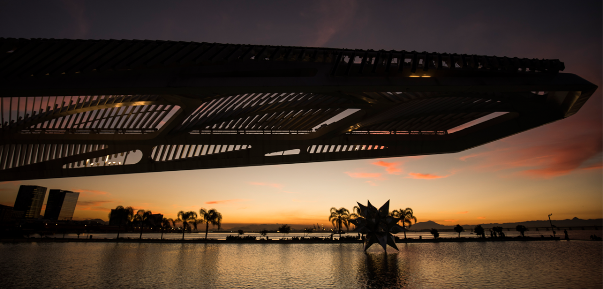 Foto do espelho d'água com a estrela do Museu do Amanhã ao entardecer